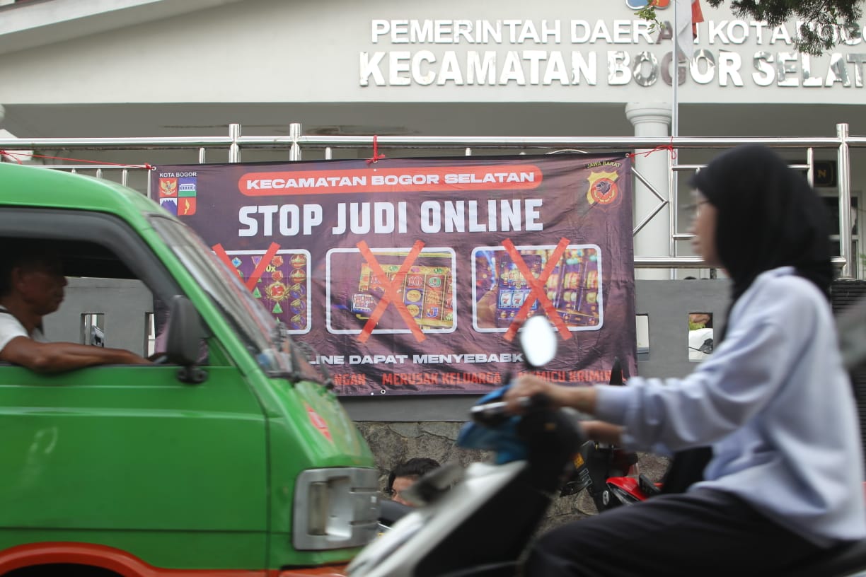 Salah satu spanduk sosialisasi larangan game online di Kecamatan Bogor Selatan, Kota Bogor.