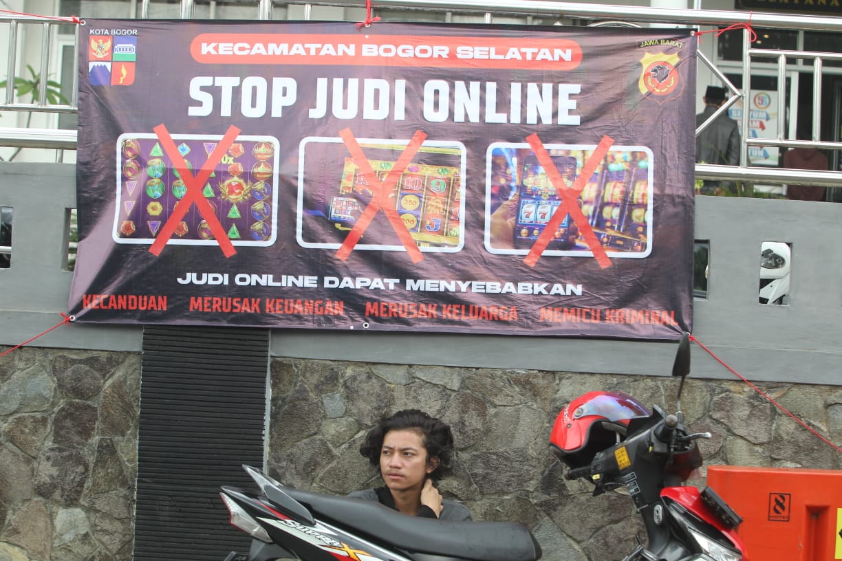 Spanduk sosialisasi bahaya game online terlarang di Kecamatan Bogor Selatan.