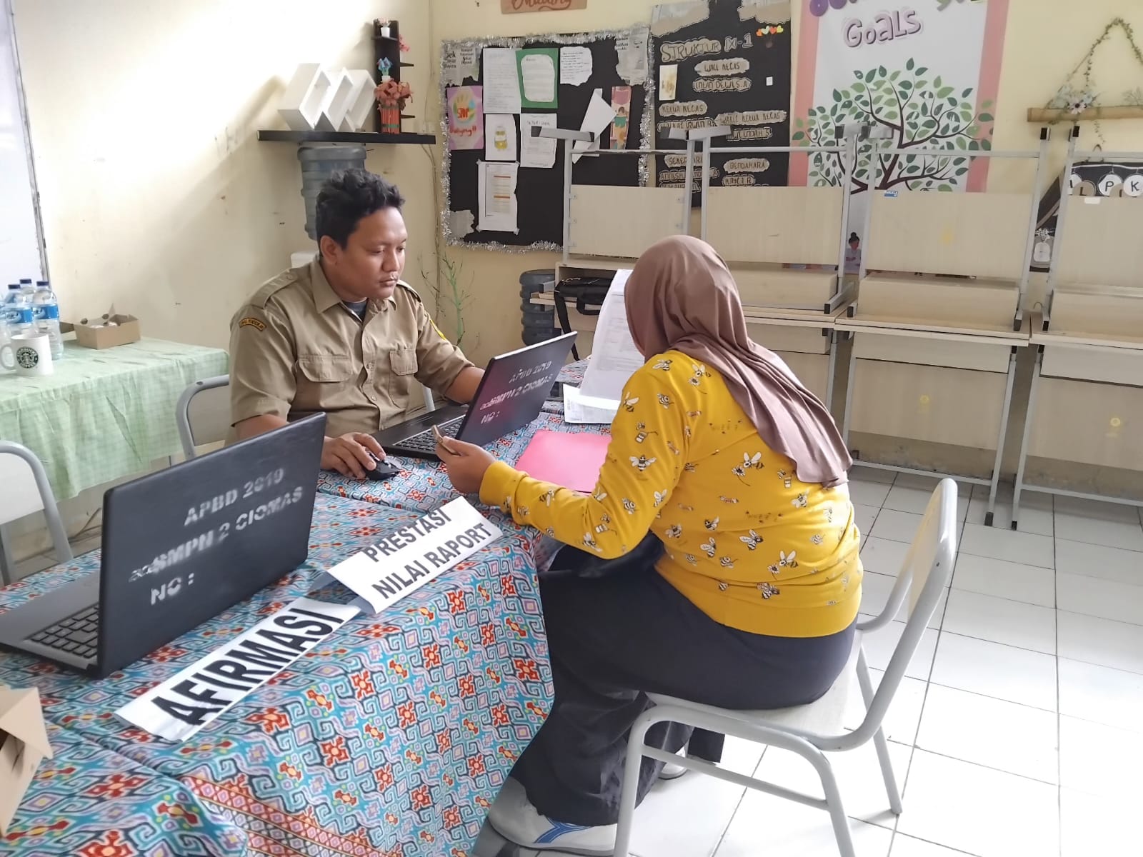 Orang tua siswa mendatangi SMPN 02 Ciomas, Kabupaten Bogor, Selasa (2/7/2024). Mereka masih kebingungan mengenai mekanisme PPDB yang dilakukan secara online.