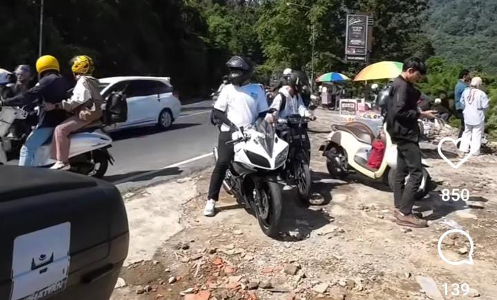 Potongan video para pengendara dimintaai uang parkir oleh warga di bekas lapak PKL yang dibongkar petugas di Jalan Raya Puncak, Kabupaten Bogor.
