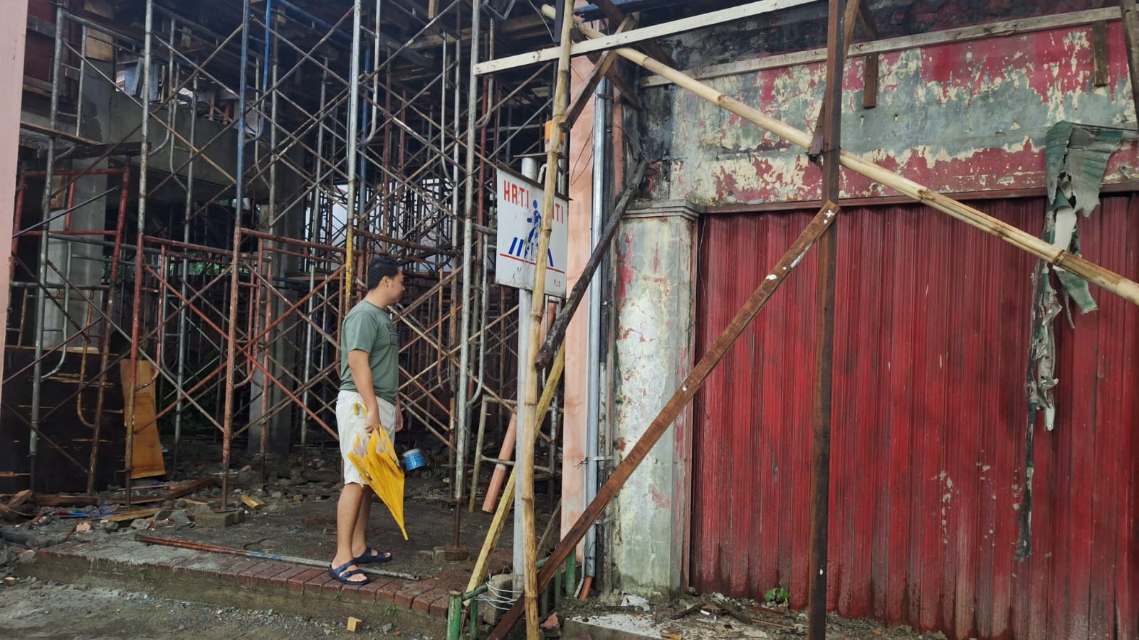 Kondisi revitalisasi bangunan ruko yang tengah dilakukan Plaza Jambu Dua saat ini.