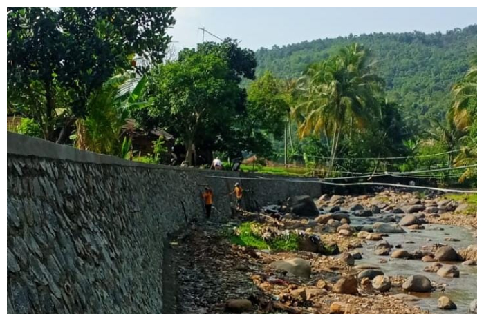 Proyek pembanguan TPT di Kampung Ciasahan, Desa Sukamaju, Kecamatan Cigudeg, Kabupaten Bogor, tak kunjung rampung.