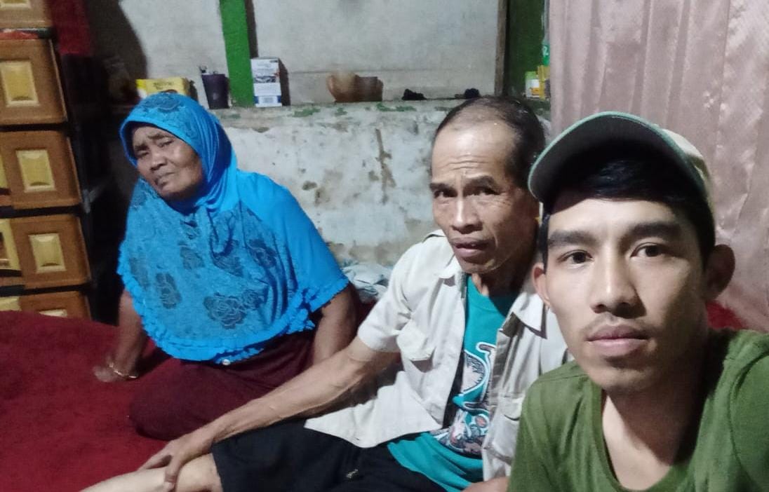 Muhamad Rizki, anak Ketua RW viral yang memperbaiki jalan Rusak di Desa Purasari, Kecamatan Leuwiliang, Kabupaten Bogor.