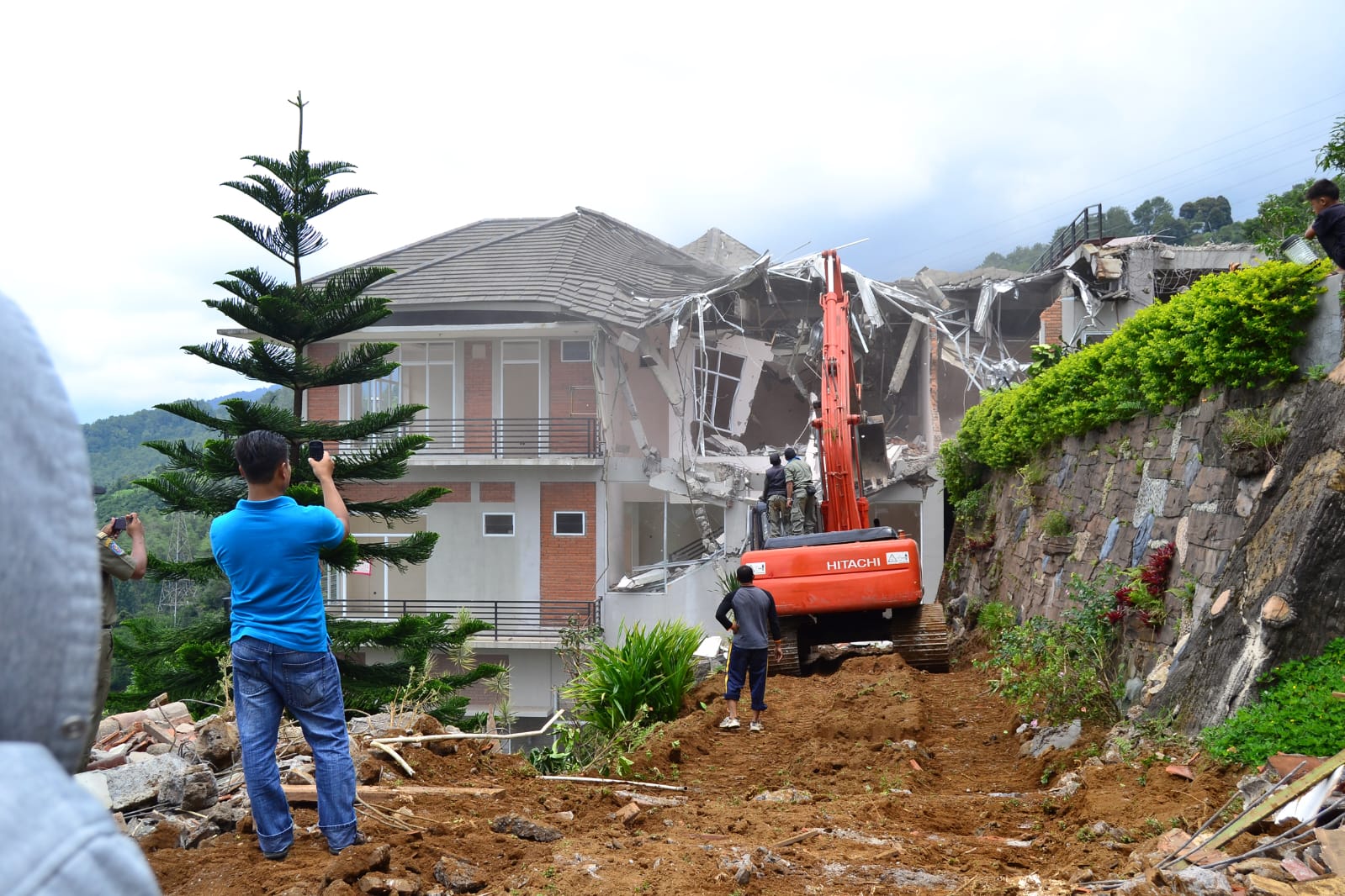 Alat berat bongkar salah satu villa yang tidak berizin di Kawasan Puncak, Kabupaten Bogor, beberapa waktu lalu.