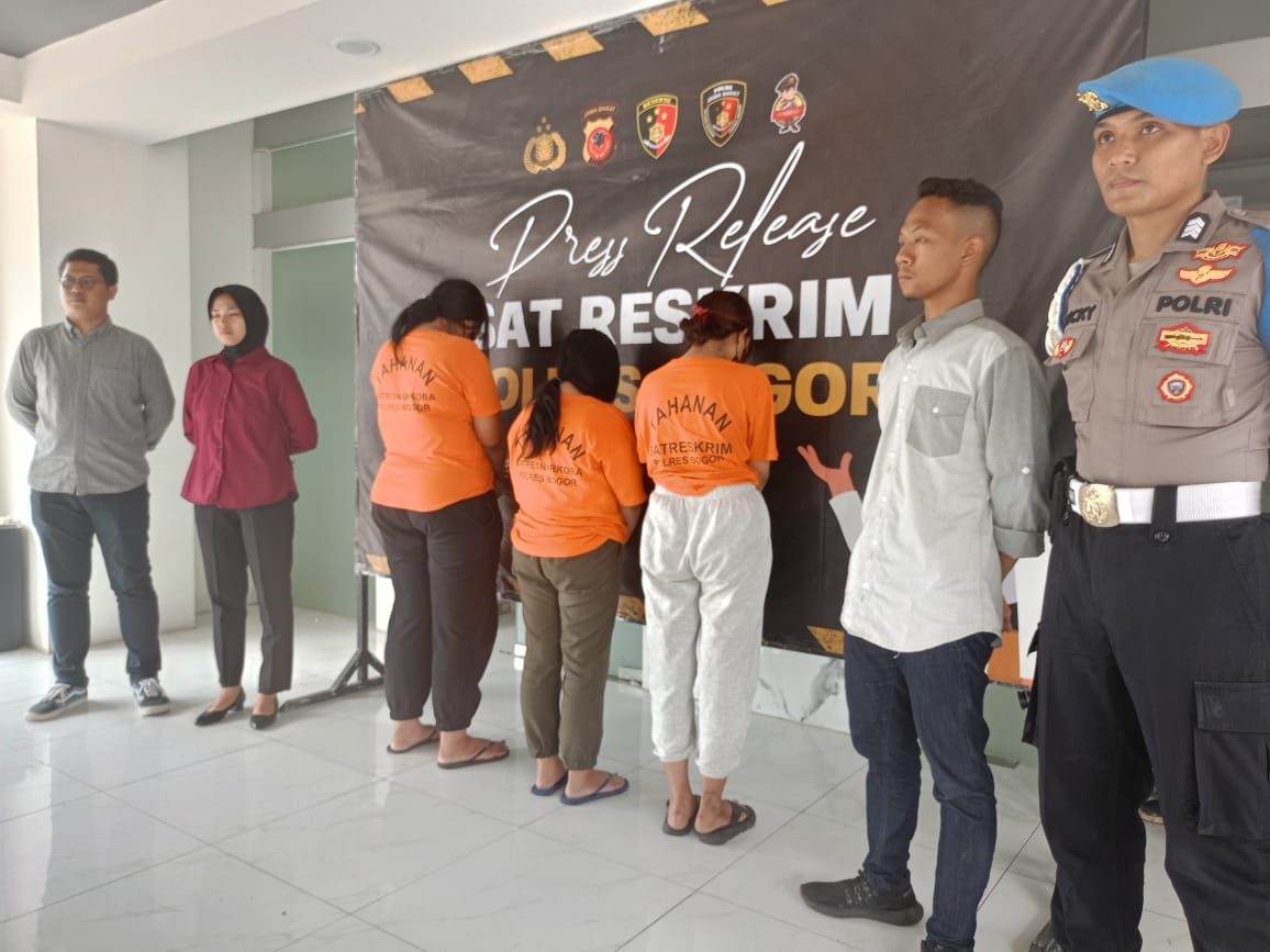 Polres Bogor tangkap tiga pelaku penyebab game online terlarang di Cibinong, Kabupaten Bogor, Jawa Barat.