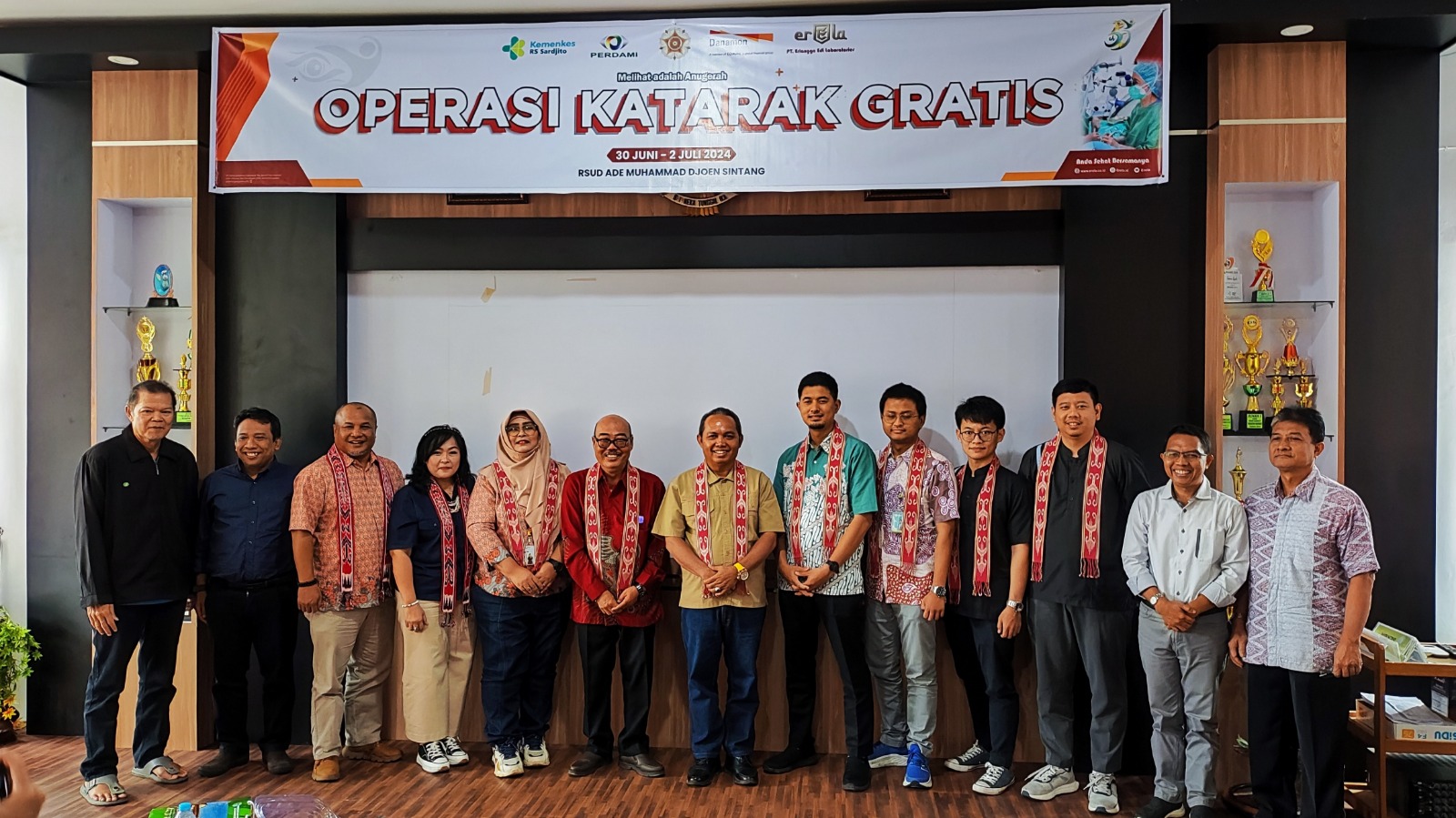 PT Bank Danamon Indonesia Tbk mengadakan operasi katarak gratis bagi 100 pasien kurang mampu di Kabupaten Sintang, Kalimantan Barat.