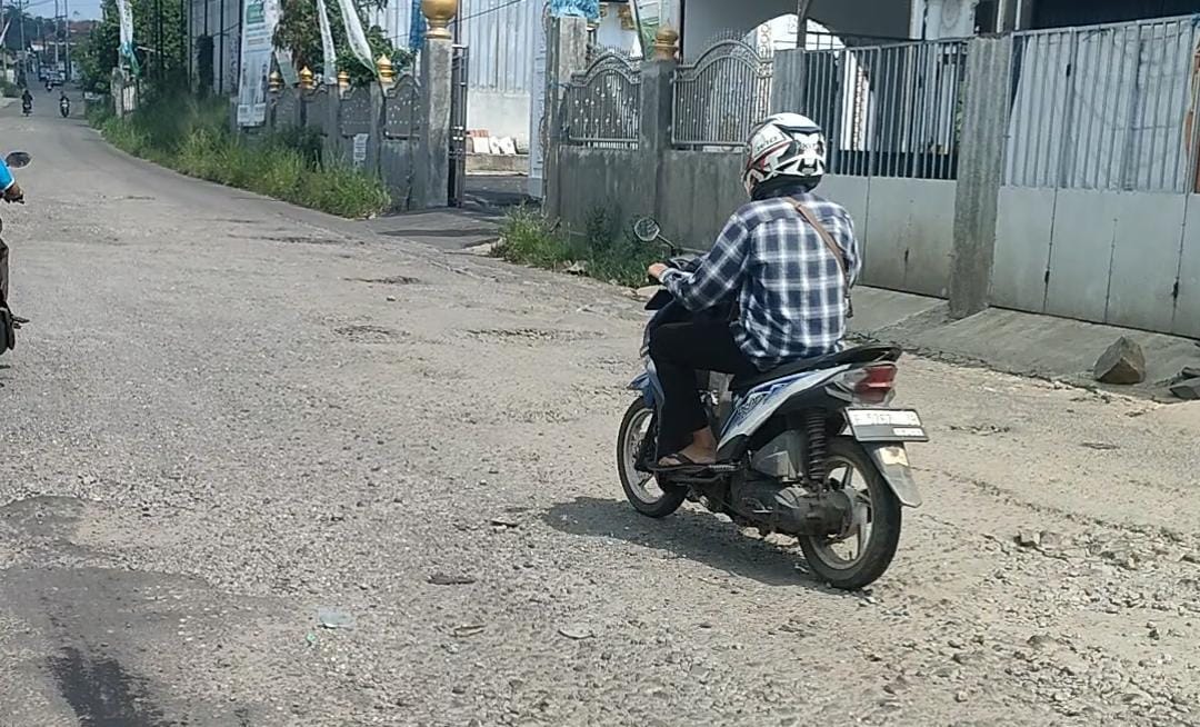 Jalan Raya KH Abdul Hamid di Kecamatan Cibungbulang, Kabupaten Bogor, kini kondisinya hancur dan belum juga diperbaiki.