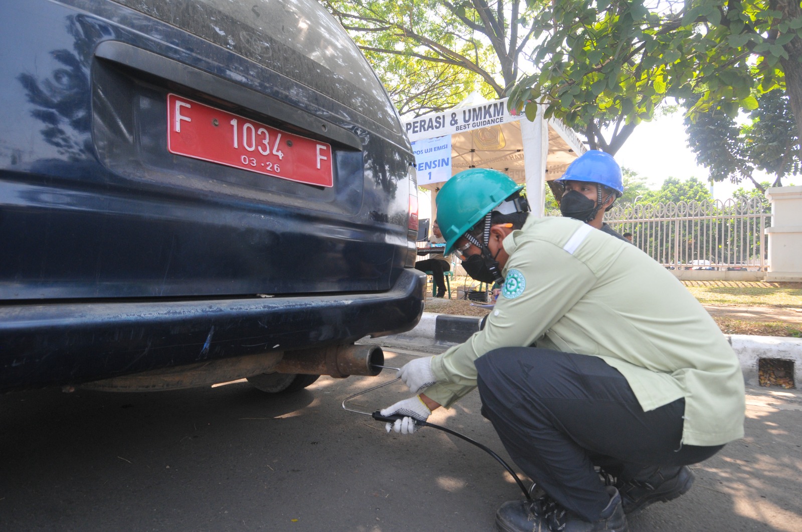 Petugas lakukan uji emisi di kawasan Stadion Pakansari, Cibinong, Kabupaten Bogor. Pemkab Bogor berupaya atasi polusi udara dengan menditeksi melalui program uji emisi secara berkala.