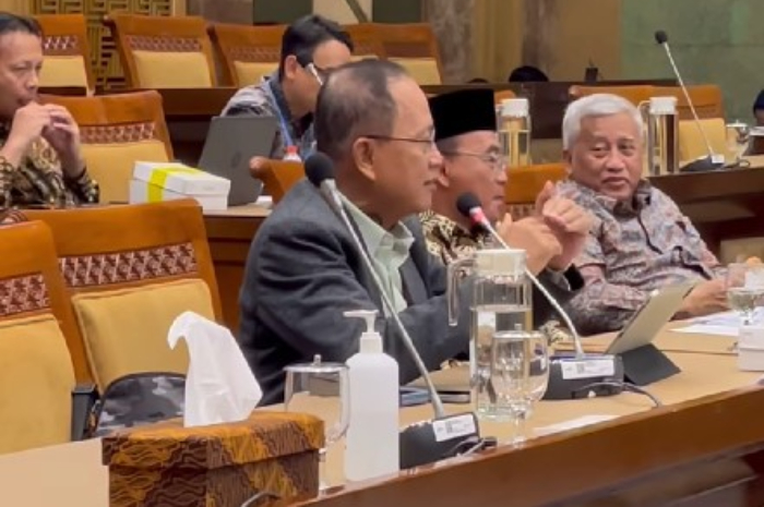 SERIUS : Rapat RDPU Panja Pembiayaan Pendidikan Komisi X DPR bersama para mantan menteri pendidikan di Jakarta, Selasa (2/7).