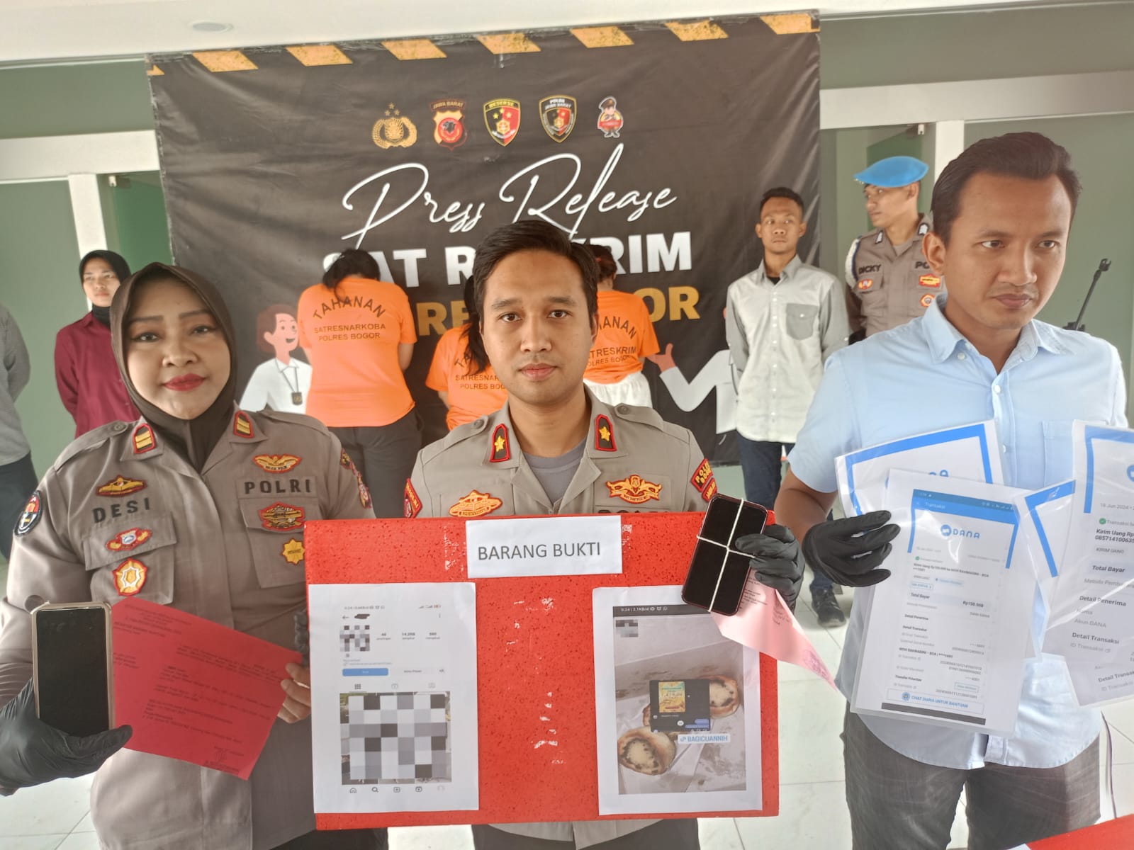 Wakapolres Bogor ketika melakukan prescon terkait penangkapan empat Sales game online terlarang, bahkan pihaknya bersurat ke Kemenkominfo untuk pemblokiran situs tersebut, Rabu (3/7).