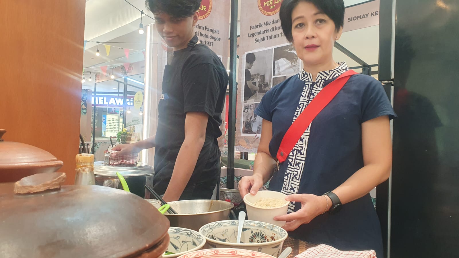 Mira, pemilik generasi 3 Mie Lie Bogor.