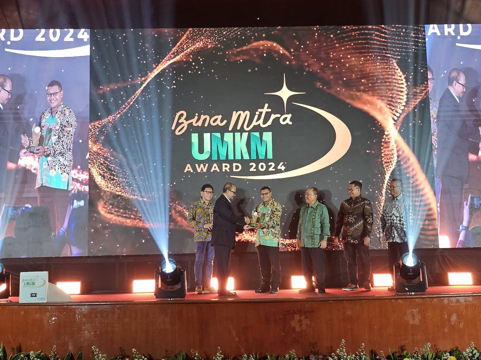 UMKM binaan Astra melalui YDBA menerima penghargaan dalam ajang Bina Mitra UMKM Award 2024 yang diselenggarakan oleh Corporate Forum for CSR Development (CFCD) Foundation.