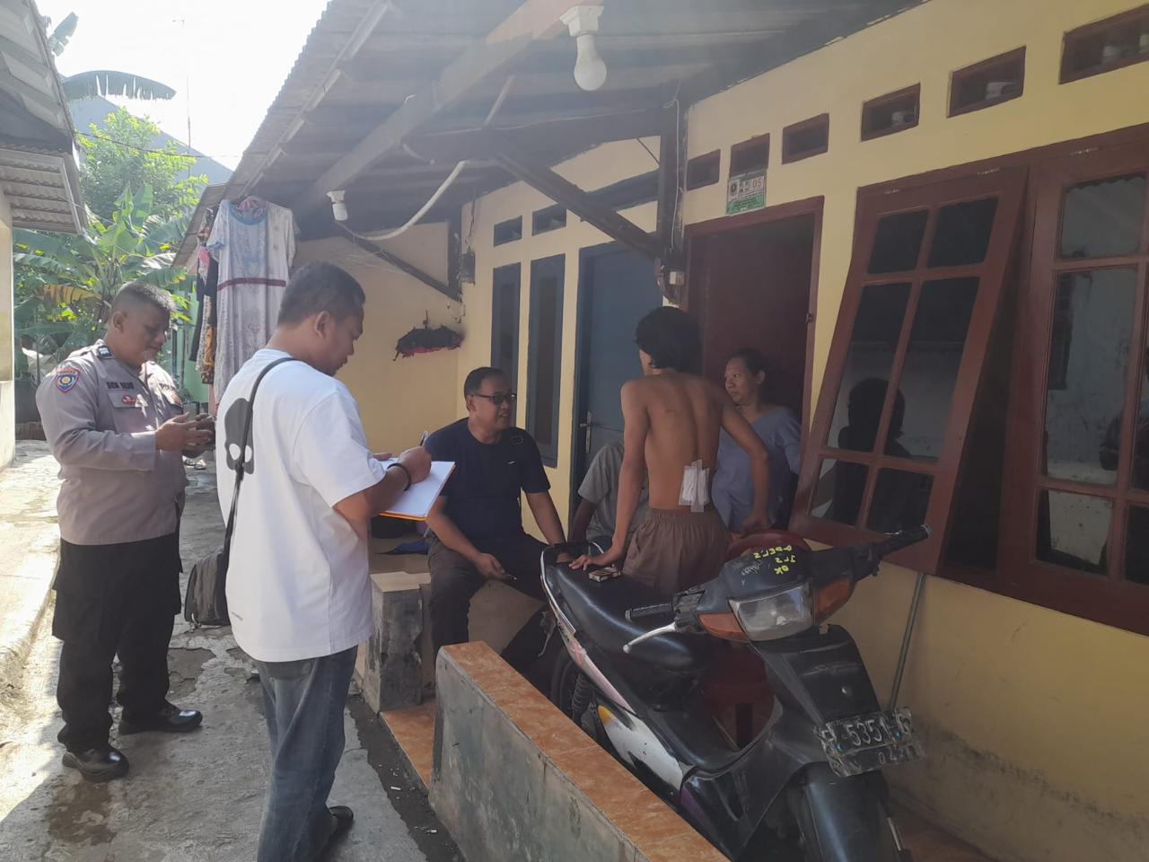Anggota Polsek Citeureup ketika mendatangi salah satu rumah warga yang menjadi korban tawuran, di Citeureup, Kamis (4/7/2024).