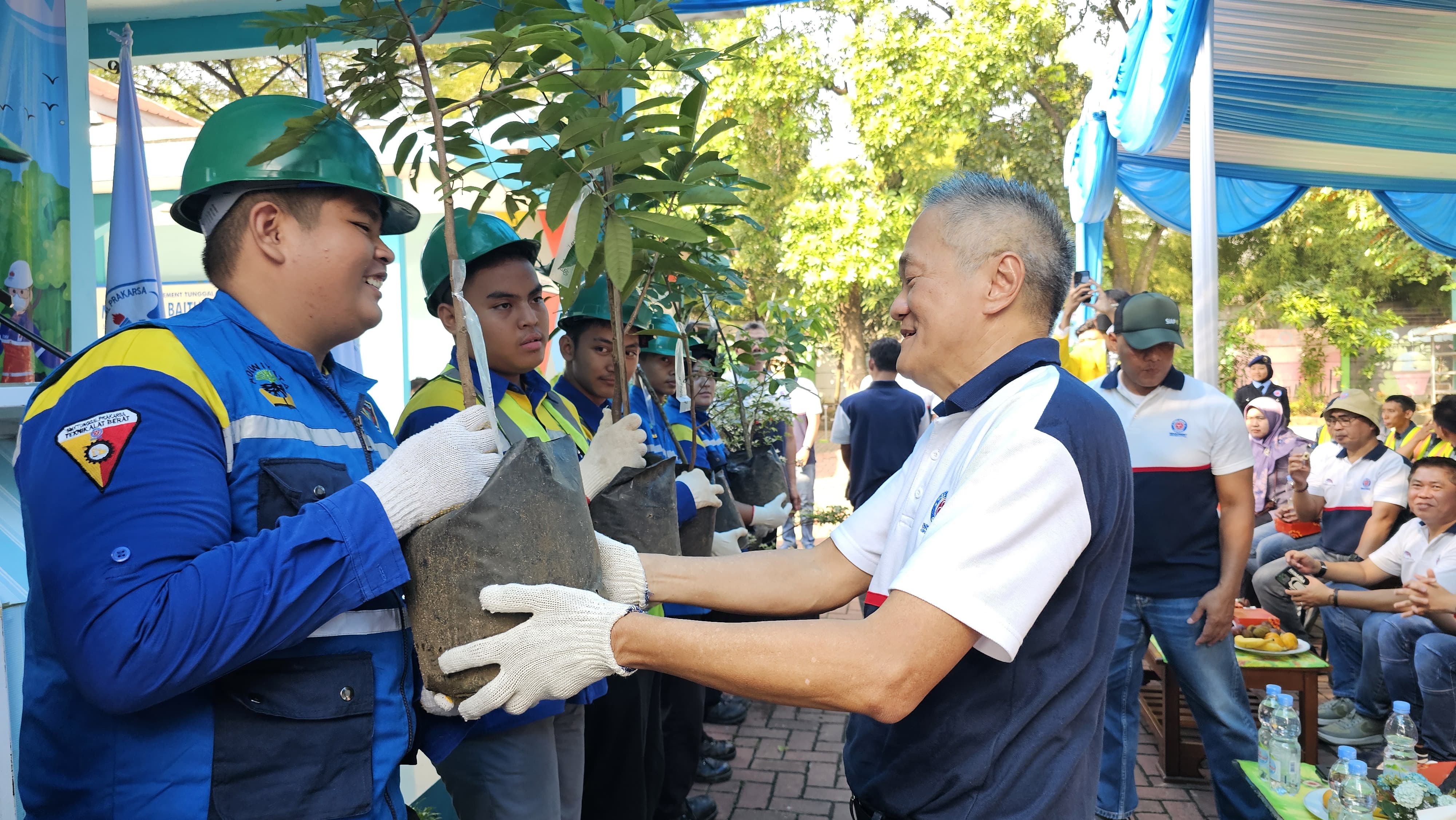 Indocement memberikan bantuan kepada tiga perwakilan KRL yaitu KRL Berhias dari Desa Gunung Sari, KRL Pabangbon dari Desa Bantarjati, dan KRL Zalak dari Desa Gunungputri.
