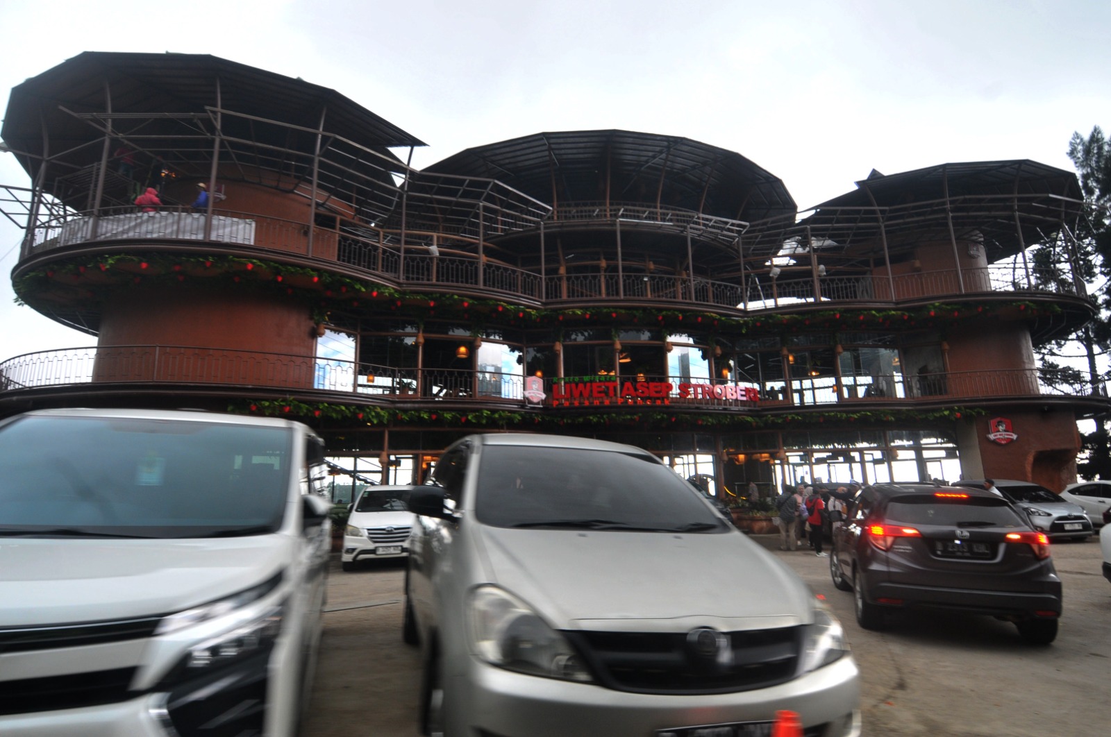 Bangunan Liwet Asep Stroberi Puncak di Kecamatan Cisarua, Kabupaten Bogor, Jawa Barat, yang berdiri di lahn eks Restoran Rindu Alam.