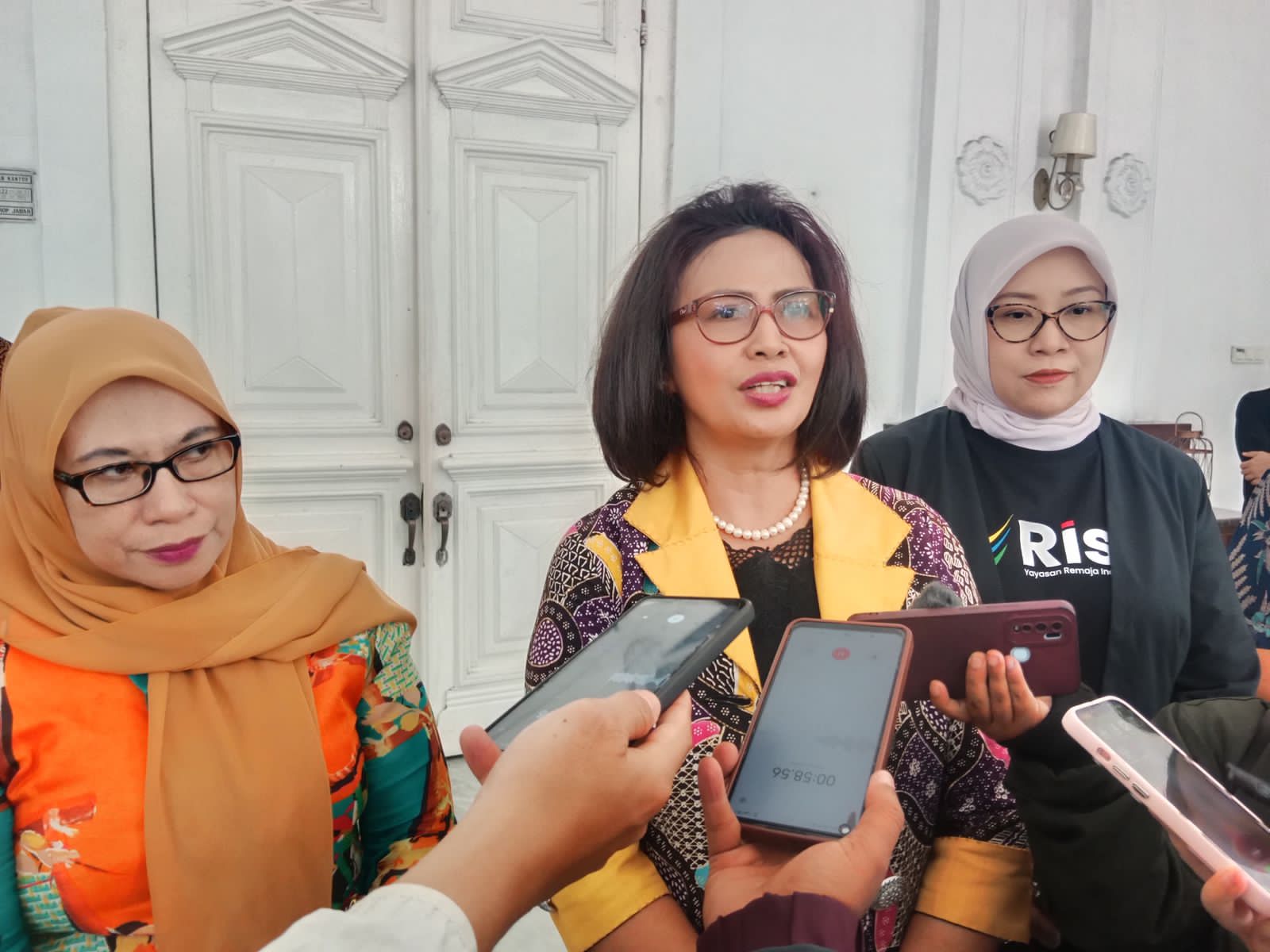 Sekretaris Daerah Kota Bogor, Syarifah Sofiah dan Asisten Deputi Ketahanan Gizi dan Promosi Kesehatan Kemenko PMK, Jelsi Natalia Marampa saat memberikan keterangan usai Kick-Off Implementasi RAN PIJAR