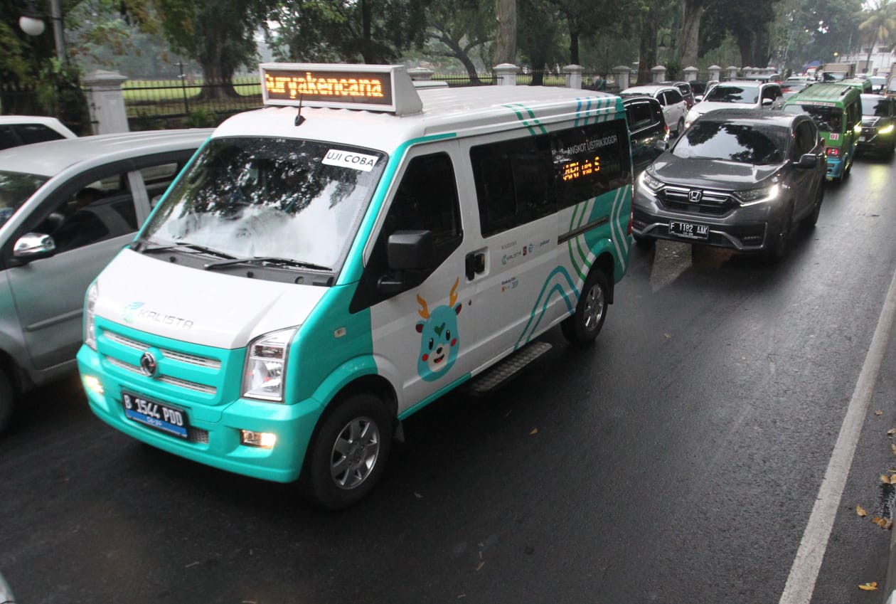Operasional Angkot Listrik Bogor (Alibo) dihentikan sementara karena masa uji coba telah selesai.