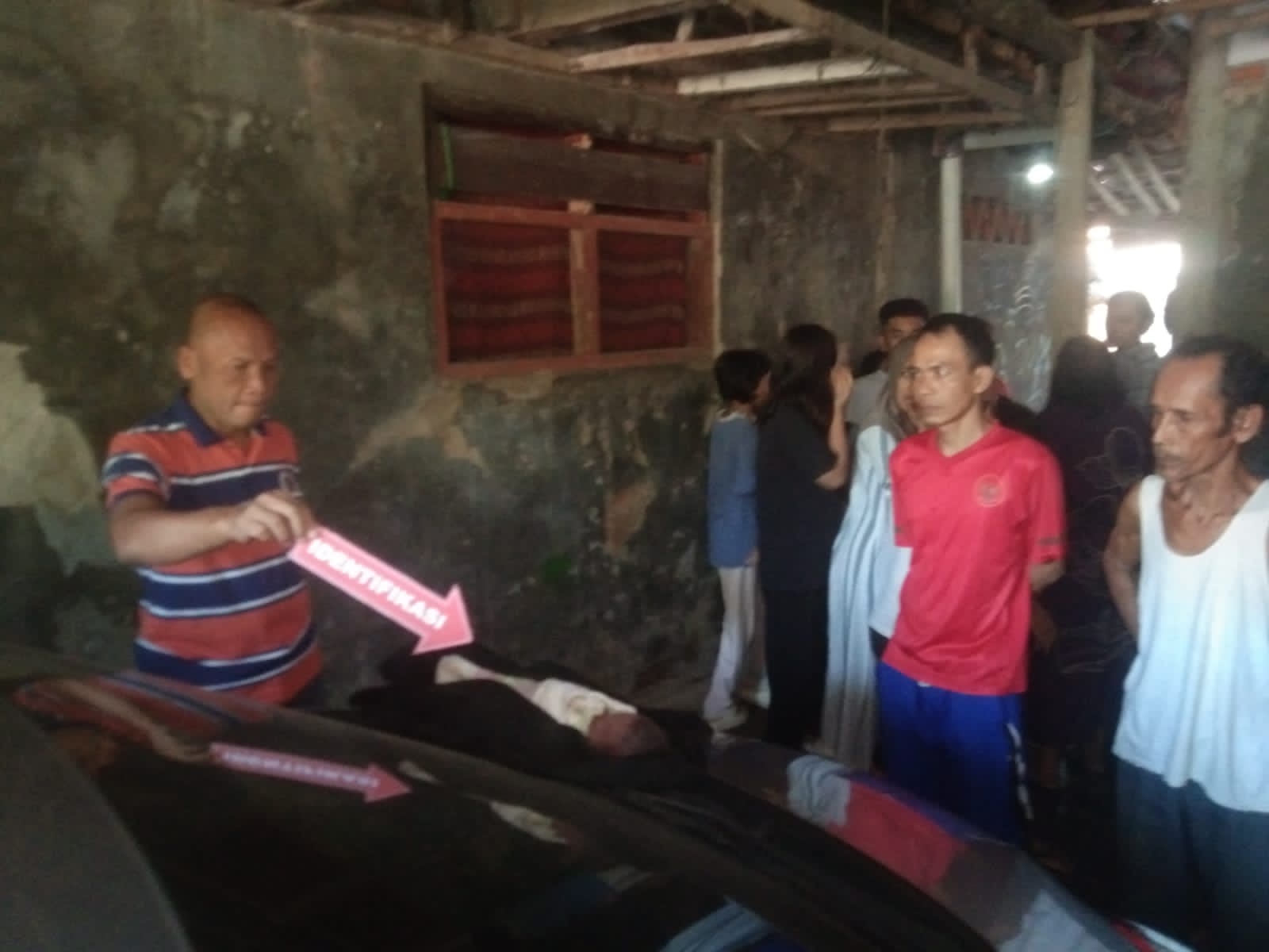 Petugas Polsek Cariu melakukan olah TKP bayi yang dibuang ibu kandungnya di atas kap mobil milik warga.