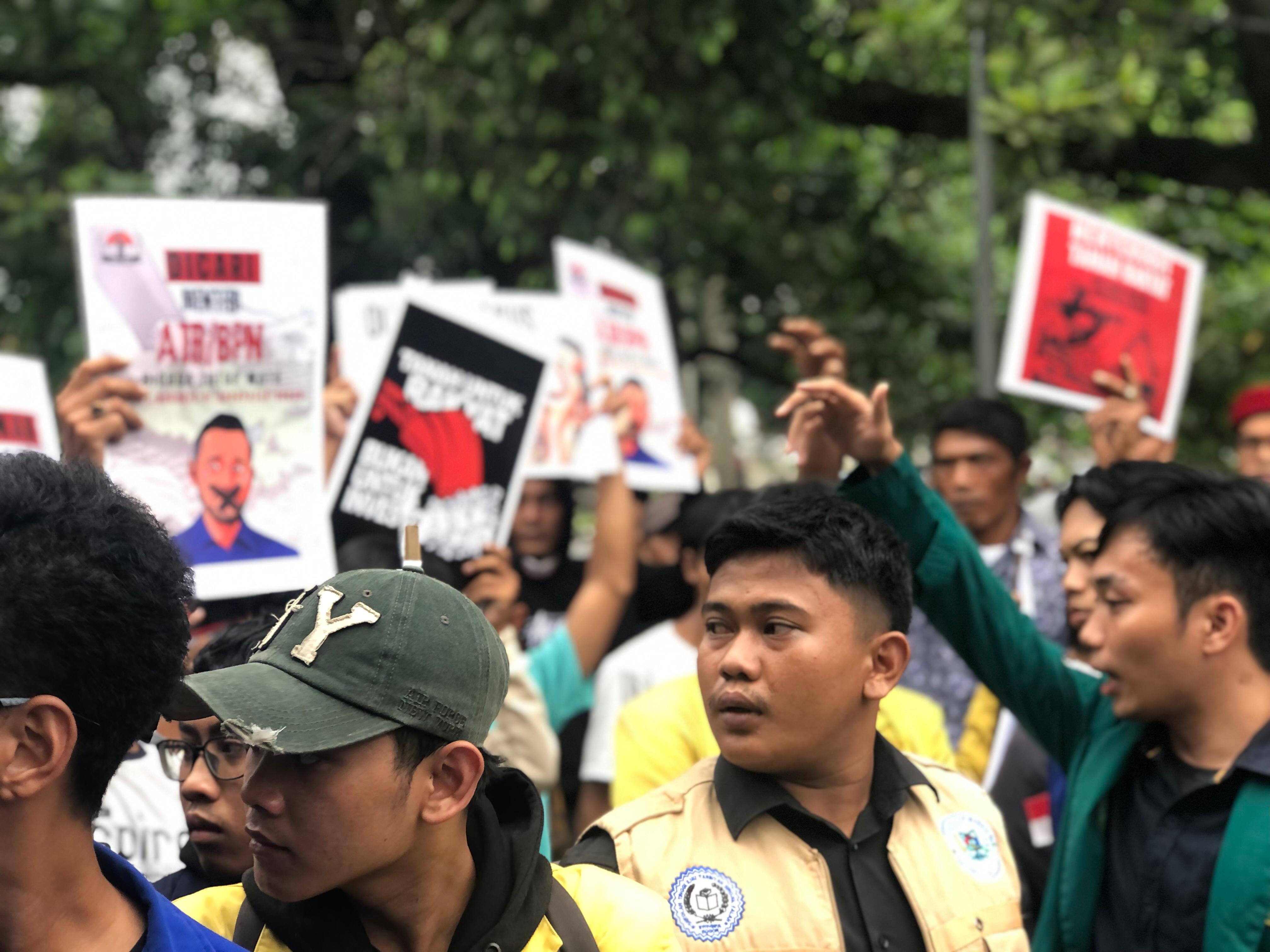 Aliansi BEM se Bogor Raya bersama warga Kecamatan Jasinga, menggelar aksi di depan kantor BPN Kabupaten Bogor, Jumat (5/7/2024).
