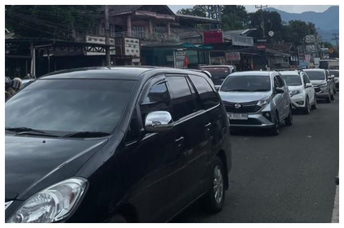 Kemacetan panjang terjadi di Jalan Raya Puncak, Kabupaten Bogor, pada momen libur sekolah dan diprediksi kepadatan hingga alhir Juli 2024.
