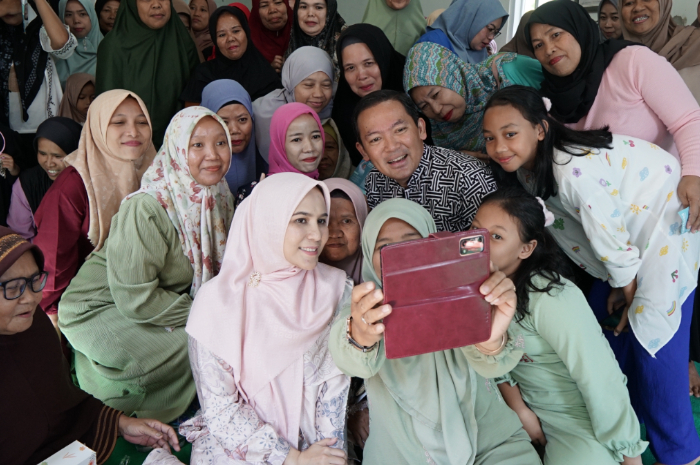 Warga antusias berfoto bersama Dokter Rayendra.