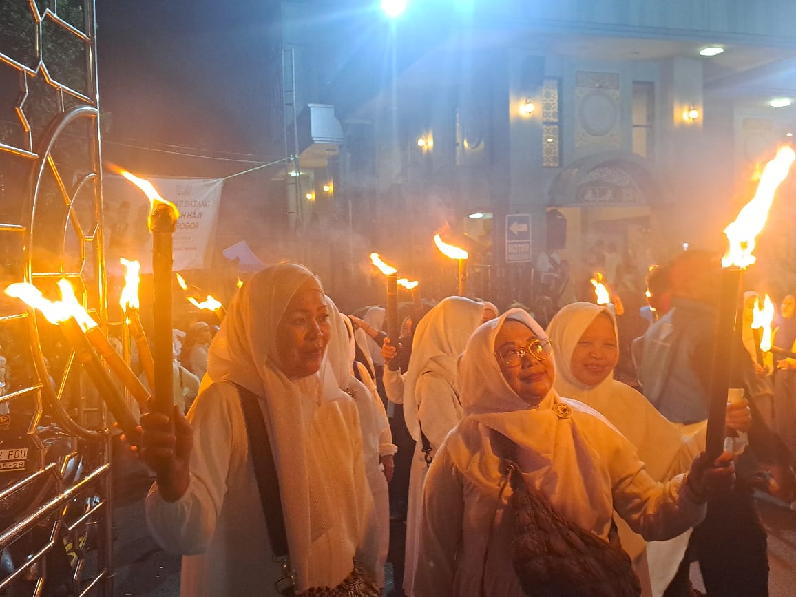 Warga Kota Bogor antusias ikuti pawai obor 1446 Hijriyah.