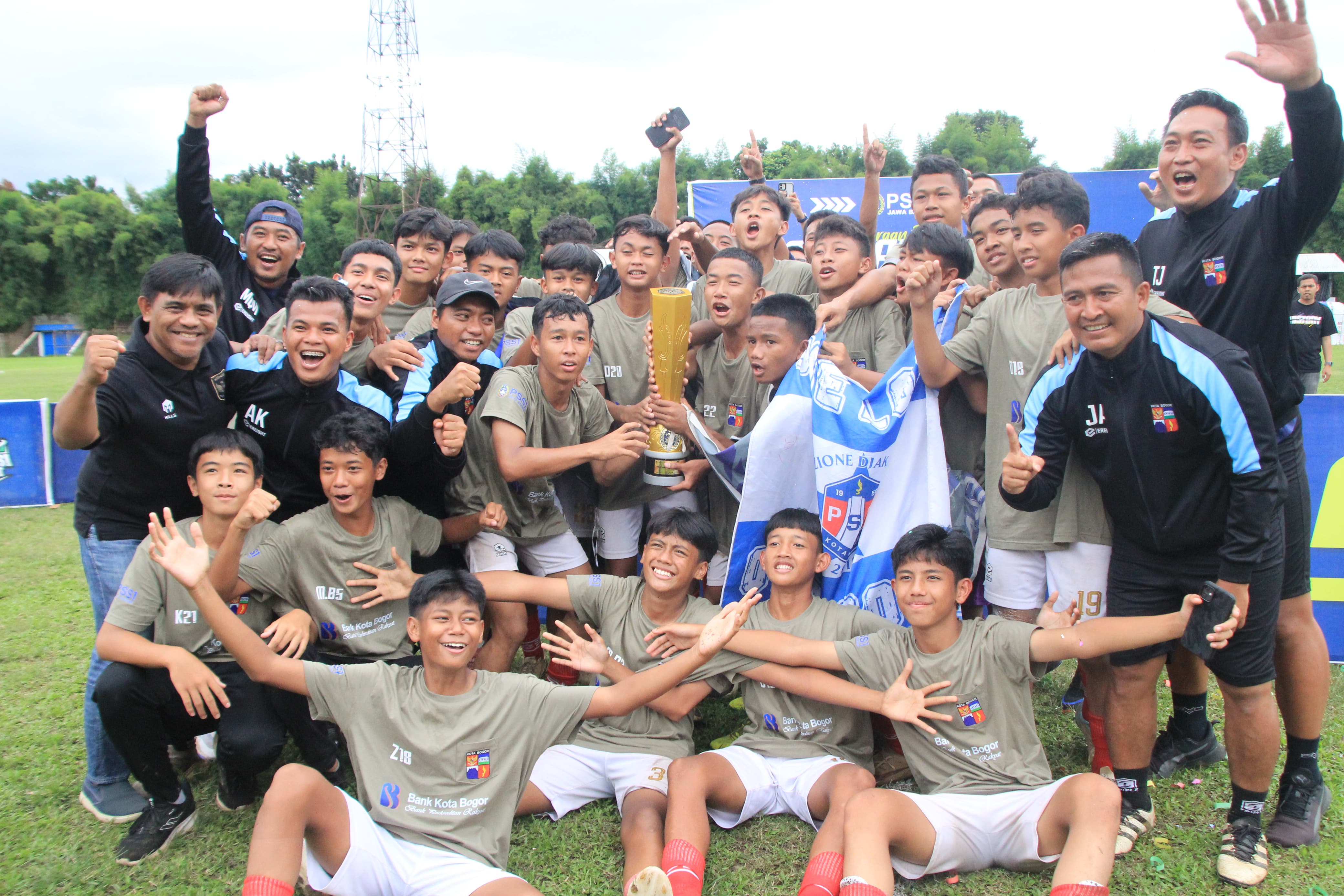 Selebrasi para pemain Kota Bogor usai jadi juara Kejurda Piala Asprov PSSI Jawa Barat U-14. (Humas Pemkot Bogor)