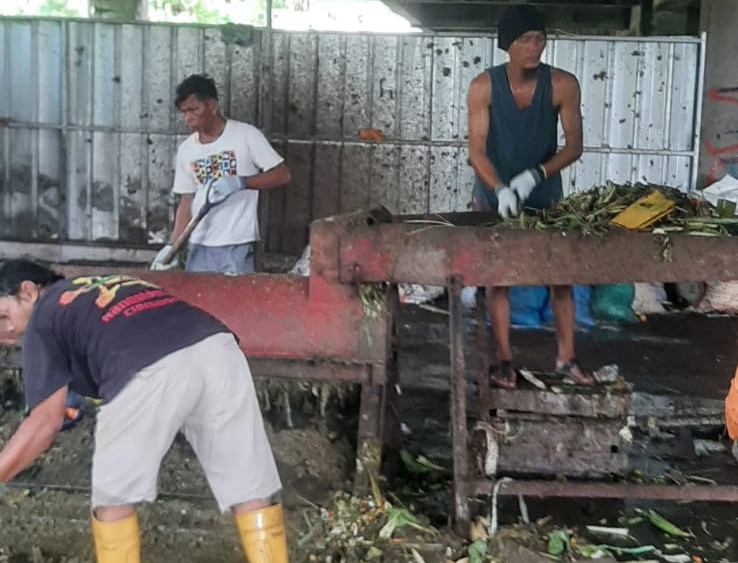 Salah satu kegiatan pemuda Karang Taruna Cibinong yang mengubah sampah pasar menjadi pupuk dan lelet (pakan ikan), sekaligus mengurangi volume sampah ke TPA Galuga, Minggu (7/7/2024)