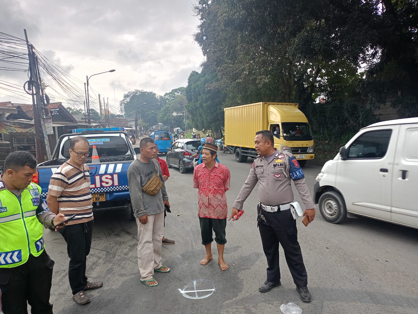 Petugas Unit Laka Lantas ketika melakukan olah tempat kejadian perkara kecelakaan, yang melibatkan dua kendaraan jenisCarry Pick Up dan Daihatsu Xenia di wilayah Klapanunggal, Bogor, Minggu (7/7/2024)