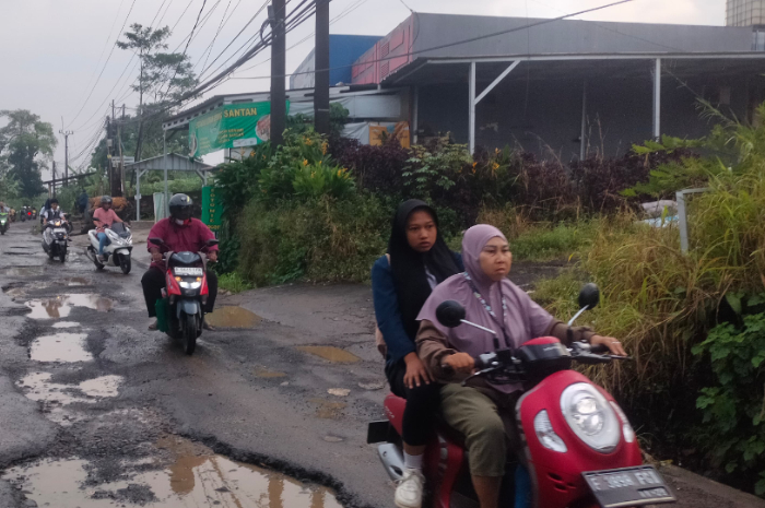Kondisi Jalan Abdul Fatah Bogor yang rusak berat, Sabtu (7/7/2024)