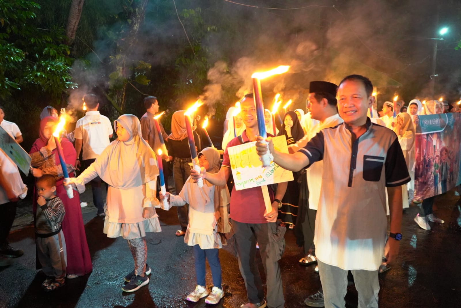 General Manager Lorin Hotel Sentul & Syariah Hotel Sentul Hery Santoso ikut serta dalam pawai obor menyambut tahun baru islam 1 Muharram 1446H.