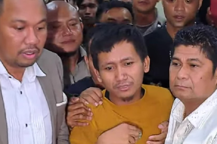 Hakim Pengadilan Negeri Bandung Eman Sulaeman memutuskan agar Pegi Setiawan (tengah) dibebaskan dari penjara.