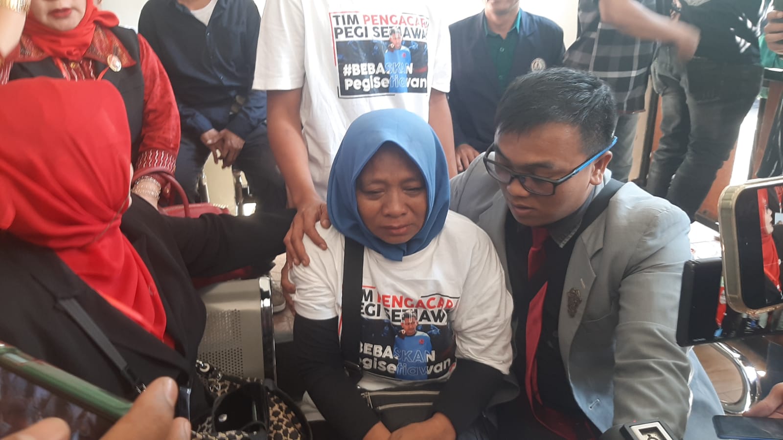 HARU: Ibunda PS Kartini (tengah) didampingi tim Kuasa Hukum menangis haru usai mendengar putusan Hakim Tunggal Eman Sulaiman yang menyatakan Pegi Setiawan tidak bersalah dalam sidang praperadilandi.