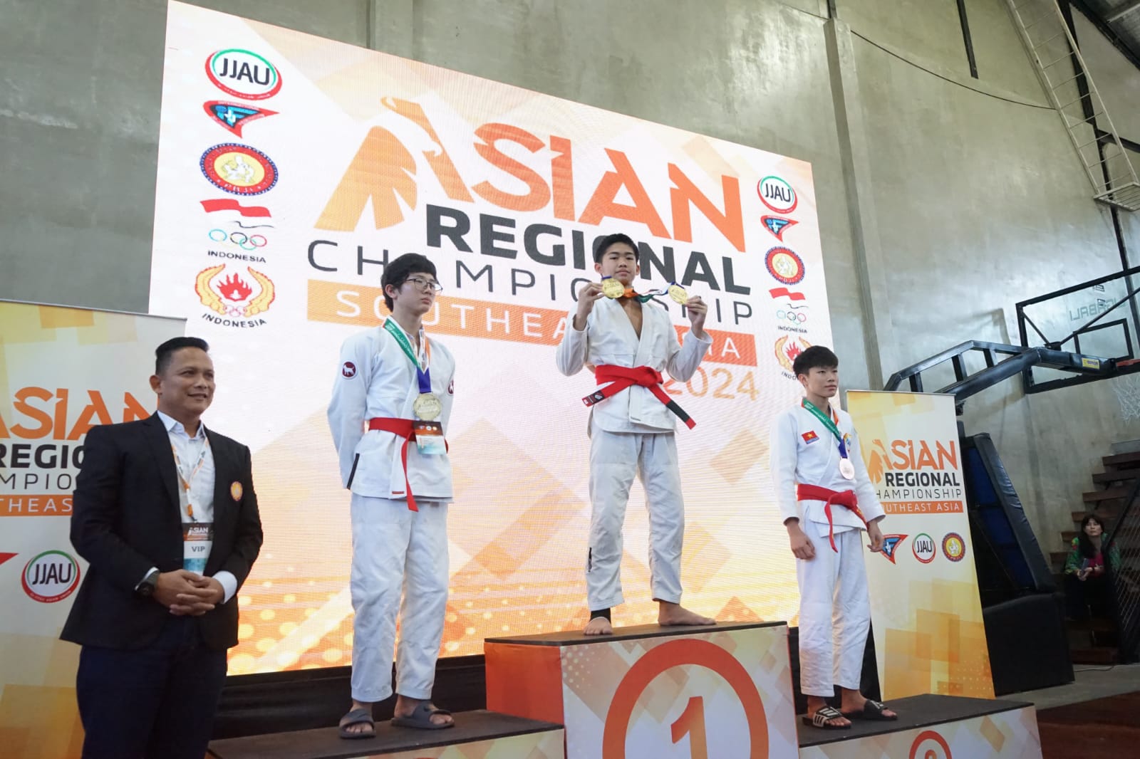 Siswa SMP Bosowa Bina Insani, Bumi Magani Abraar Himara (14) meraih dua medali emas di kejuaraan Jujitsu Asian Regional Championship Southeastasia 2024.