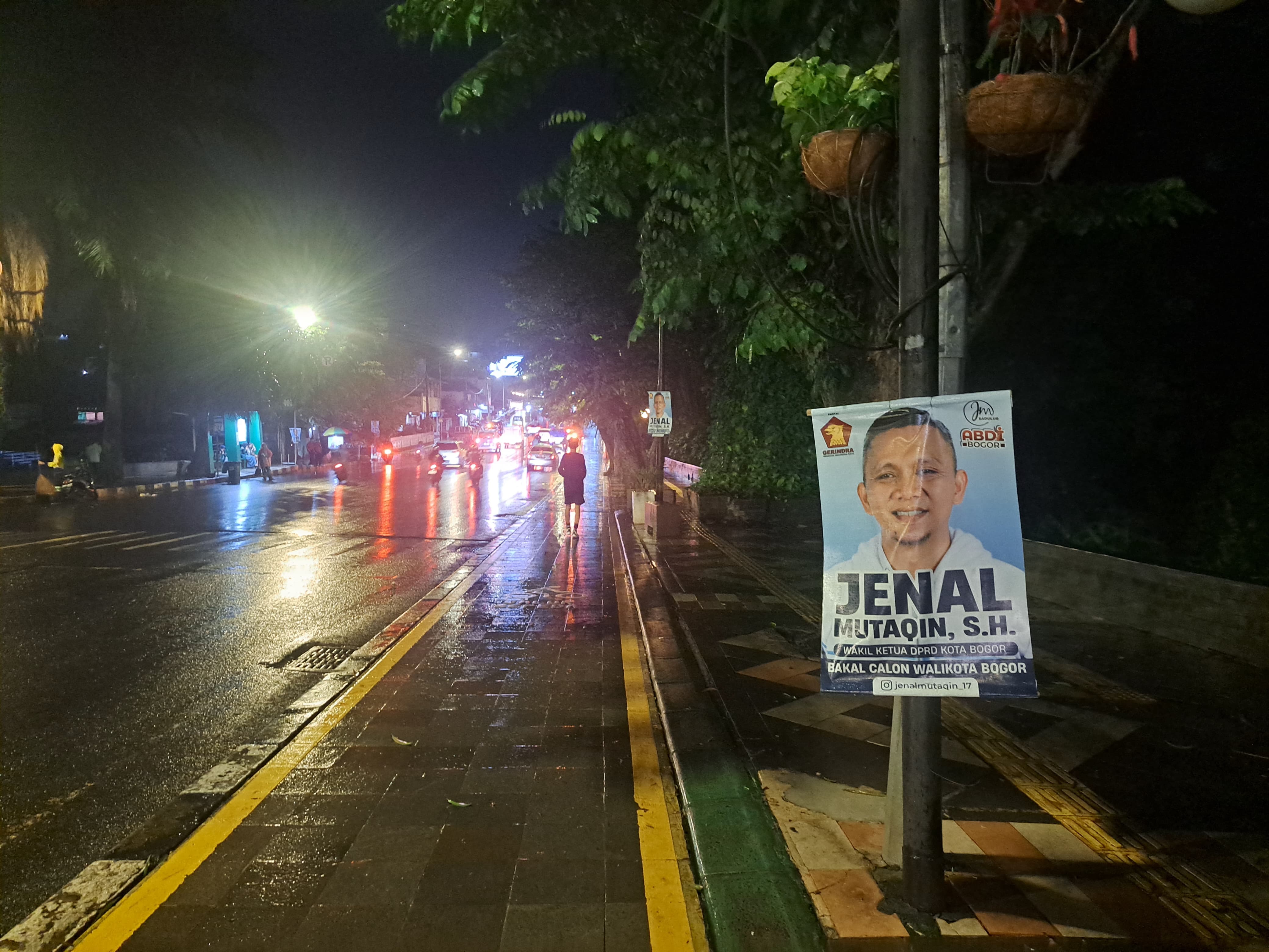 Salah satu spanduk Bacawalkot Bogor yang tampak di Bilangan Jalan Otto Iskandardinata, Kecamatan Bogor Timur, Senin (8/7/2024) malam.