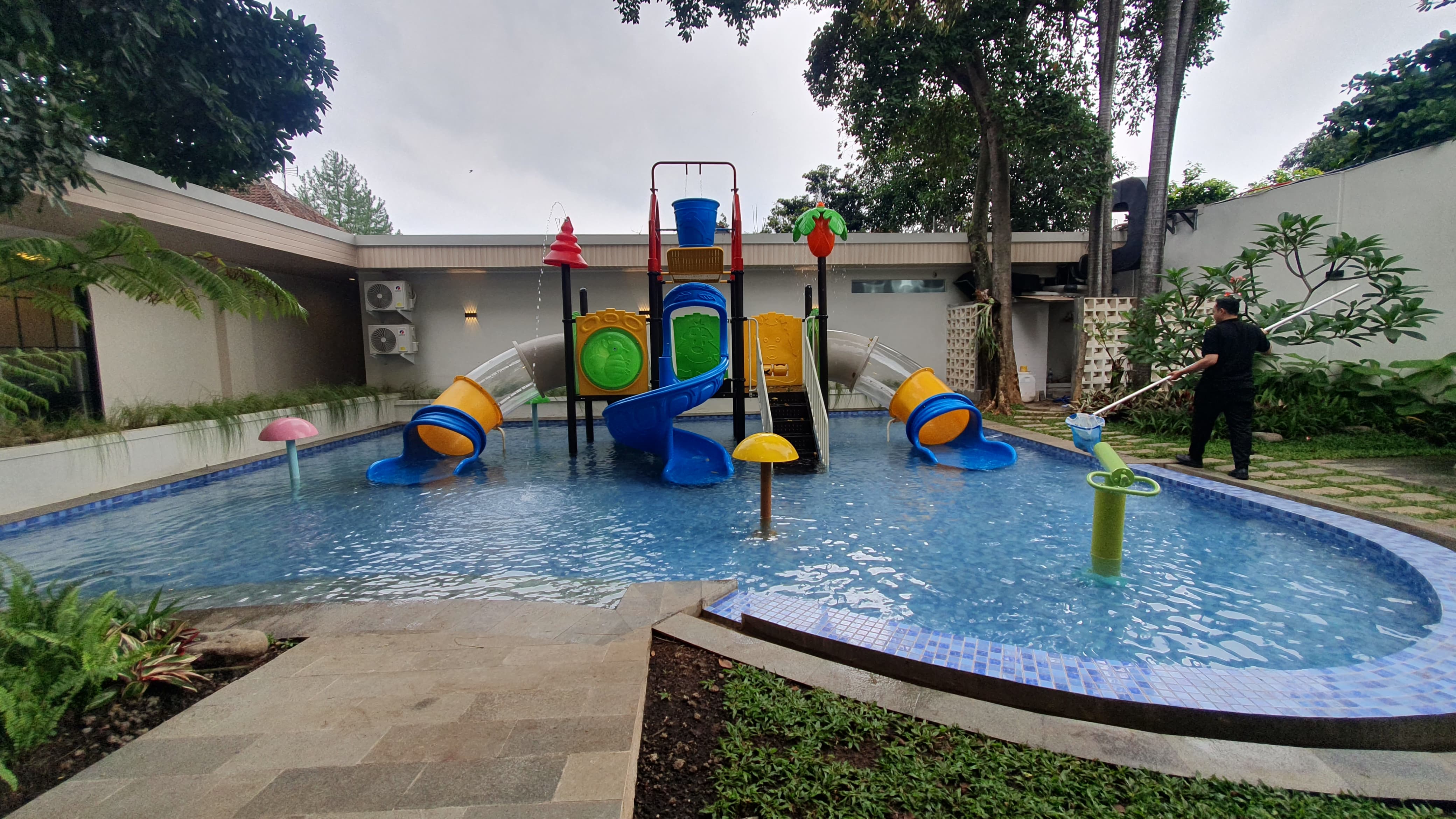 Suasana mini waterpark di Azana Essence Sangga Buana Bogor, yang bisa menjadi pilihan tepat untuk berlibur.