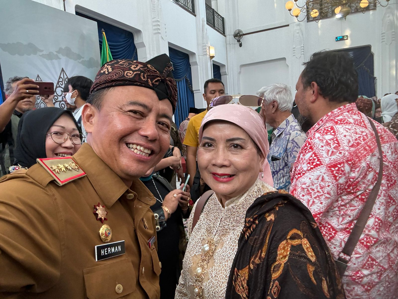 Pemilik Rumah Budaya HMA, Halimah Munawir, dilantik menjadi Dewan Kasepuhan atau Pinisepuh Sunda.