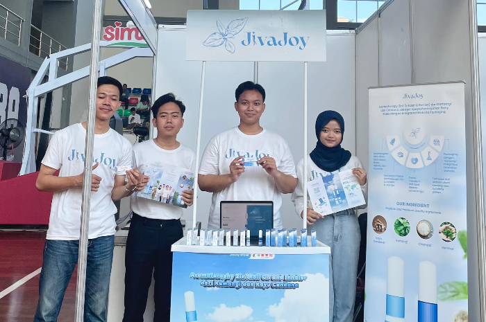 Mahasiswa IPB University membuat produk inovatif JivaJoy berupa inhaler dan aromaterapi roll-on 2-in-1 yang menggabungkan ekstrak daun kemangi dan kayu Cendana.