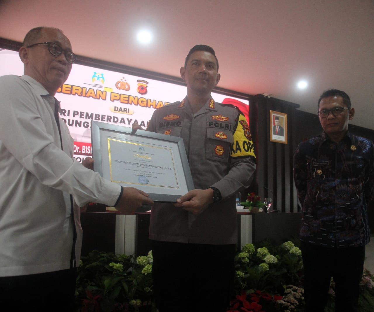 Kapolressta Bogor Kota, Kombes Pol Bismo Teguh Prakoso mendapatkan penghargaan dari Kementerian Pemberdayaan Perempuan dan Perlindungan Anak (KemenPPPA) yang diserahkan di Aula Mapolresta Bogor.