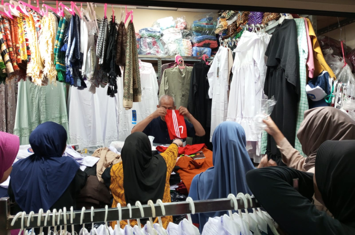 Pembeli seragam sekolah mengunjungi salah satu kios di Pasar Kebon Kembang Kota Bogor.