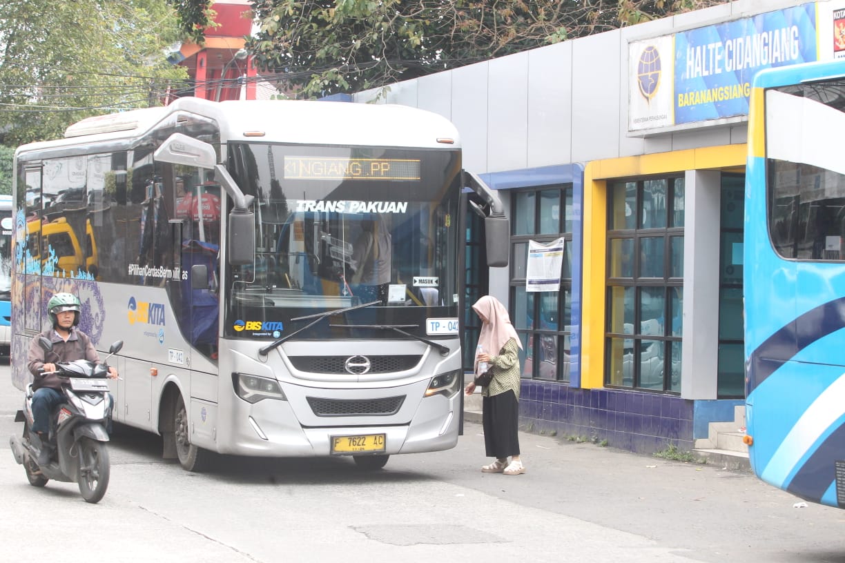 Penumpang Biskita Trans Pakuan, Kota Bogor naik dari halte yang baru saja diserahkan pengelolaannya kepada Pemkot Bogor.