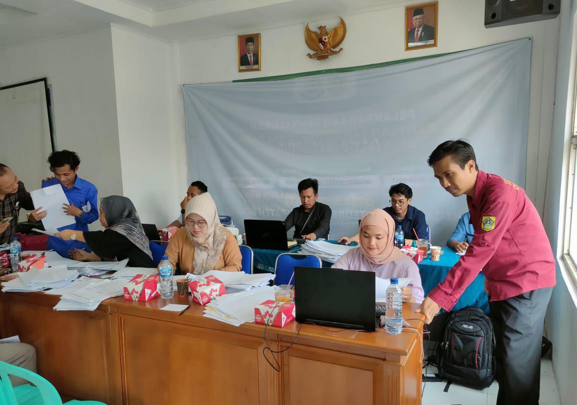 Pemerintah Kecamatan Citeureup, melaksanakan program jemput bola pelayanan kependudukan di Desa Sukahati.