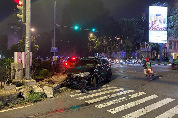 Kondisi kendaraan yang terlibat tabrakan di Simpang Kopi Tugoh Jalan Pajajaran Selasa (9/7/2024) malam.