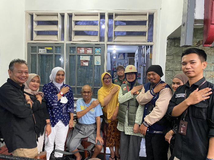 Komisioner KPU Kota Bogor Darma Djufri (tiga dari kiri) bersama Petugas Pantarlih saat melakukan coklit.