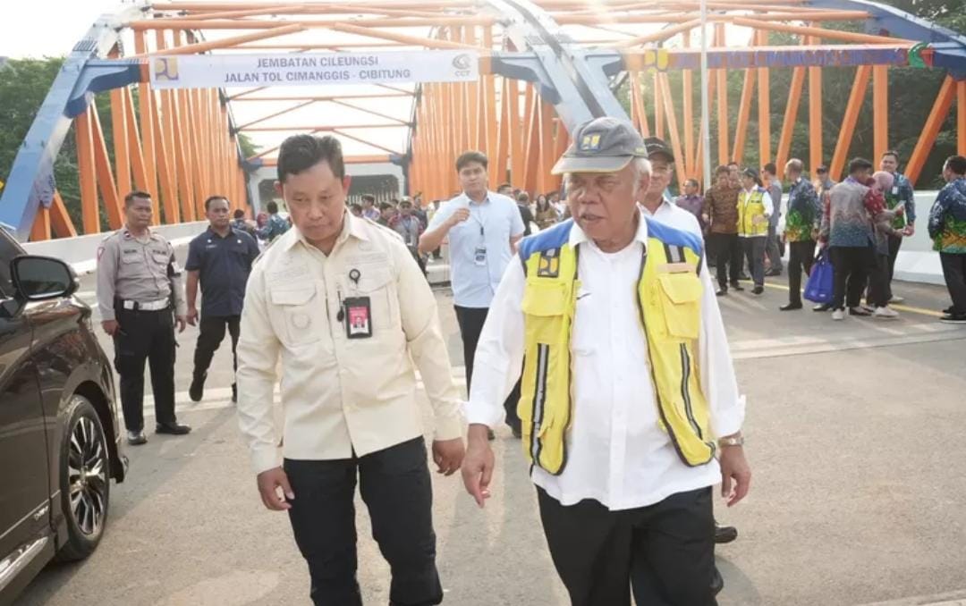 Pj Bupati Bogor, Asmawa Tosepu bersama Menteri PUPR Basuski Hadimuljono usai mendampingi Wapres Ma