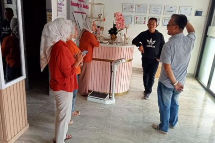 Petugas Polsek dan Unit Reskrim Polres Bogor ketika mendatangi lokasi kejadian aksi pencurian yang dilakukan dua orang di wilayah Rumah Pintar Cikeas, Rabu (10/7/2024).