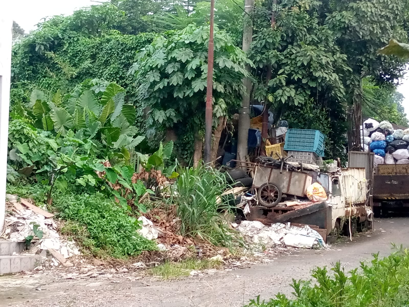 Penmpakan tumpukan rongsokan sampah di pinggir Jalan Walet Nomor 1, Kecamatan Tanah Sareal, Kota Bogor, yang dikeluhkan warga.