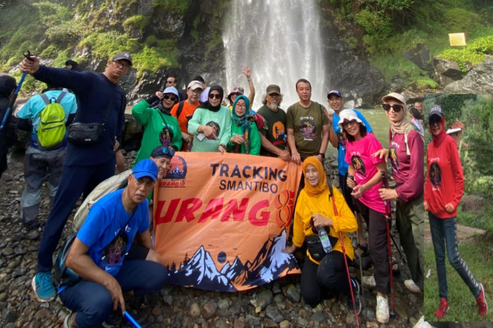 Alumni SMAN 3 Bogor Angkatan 85 saat trekking ke Curug Bidadari, Babakan Madang, Sabtu (6/7/2024).
