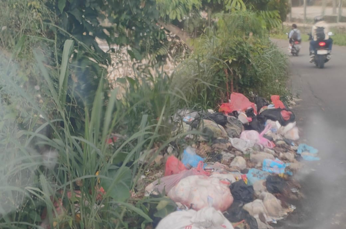 Tumpukan sampah liar di jalur wisata Jalan Gunung Salak Endah Pamijahan.