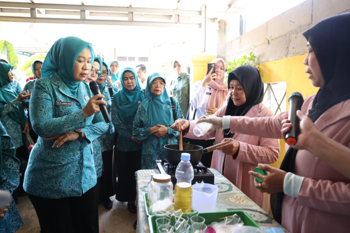 Pj Ketua TP PKK Kabupaten Bogor Siti Chomzah Asmawa ketika melakukan peninjauan ke salah satu TP PKK yang masuk 10 program lomba tingkat Jawa Barat, Rabu (10/7/2024).